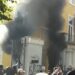 Hidhet molotov te Ministria e Arsimit, godina në flakë