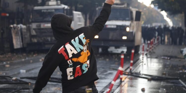 Gazetarët përballen me dhunë dhe kërcënime nga policia gjatë protestës studentore