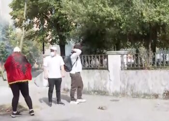 Protestuesit sulmojnë selinë e Partisë Socialiste