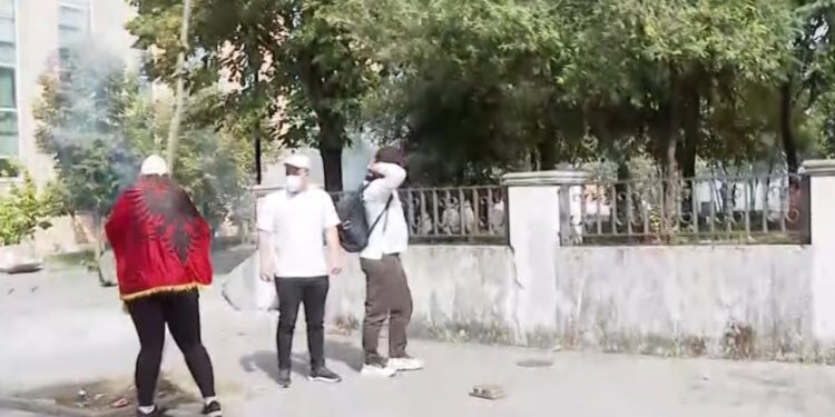 Protestuesit sulmojnë selinë e Partisë Socialiste