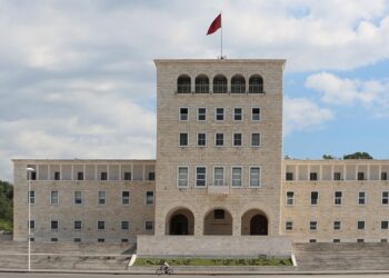 Mbi 300 pedagogë ngrihen kundër dhunës në Tiranë, solidarizohen me studentët