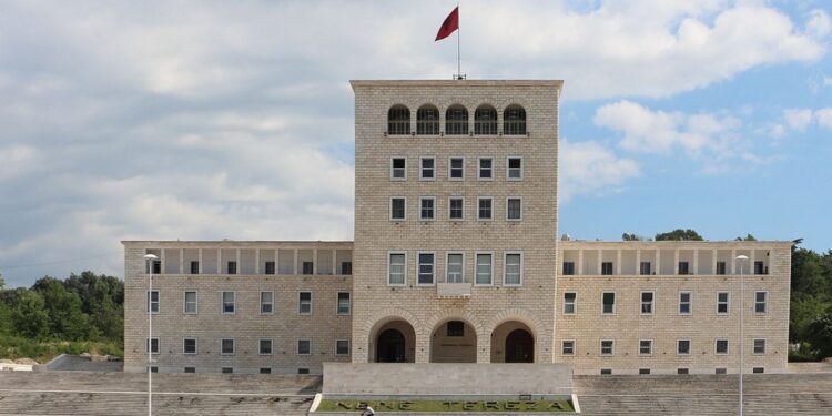 Mbi 300 pedagogë ngrihen kundër dhunës në Tiranë, solidarizohen me studentët