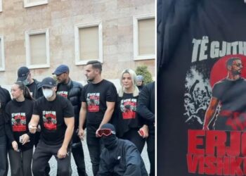 “Të gjithë jemi Erjon Vishkulli”, protestuesit veshin bluzat me mesazhin e solidaritetit