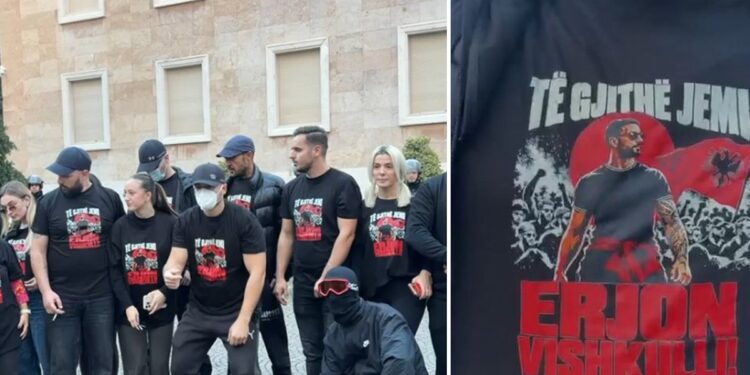 “Të gjithë jemi Erjon Vishkulli”, protestuesit veshin bluzat me mesazhin e solidaritetit