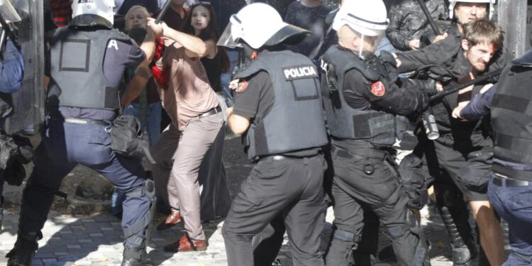Lirohen nga komisariati nr.2 protestuesit e arrestuar