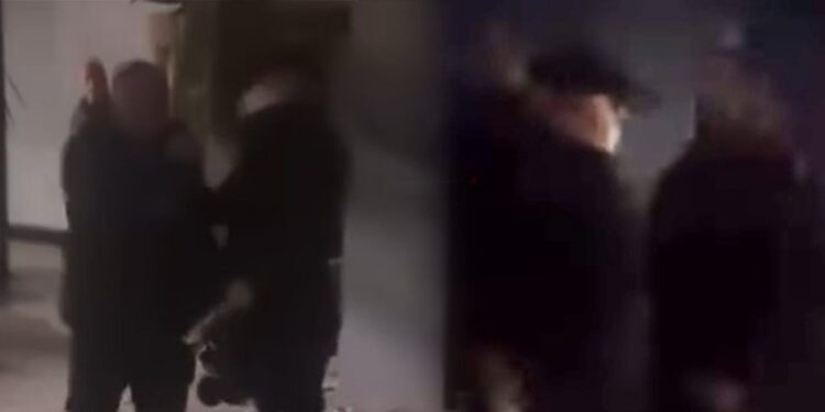 “Po të erdhi keq, shoqëroi nëpër shpia”, dy efektivë policie zihen me njëri-tjetrin gjatë protestës/ Video