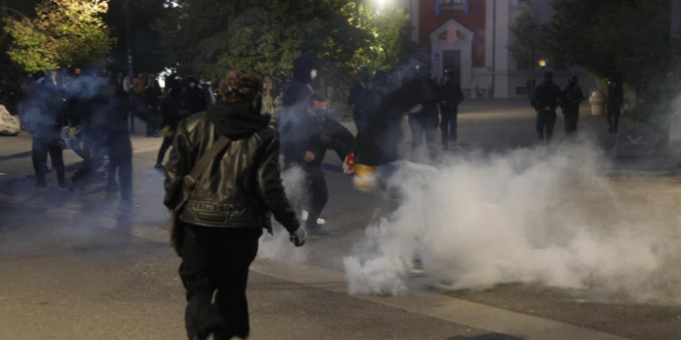 UGSH denoncon dhunën ndaj gazetarëve në protesta: Reporterët u goditën me plumba gome