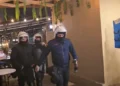 Video/ Efektivët mësyjnë nëpër rrugica e biznese private, terrorizohen turistët