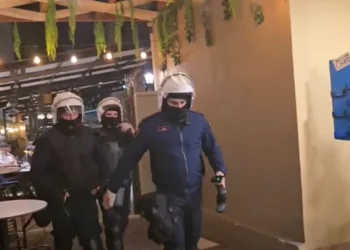 Video/ Efektivët mësyjnë nëpër rrugica e biznese private, terrorizohen turistët