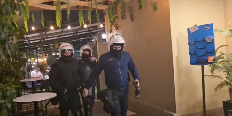 Video/ Efektivët mësyjnë nëpër rrugica e biznese private, terrorizohen turistët