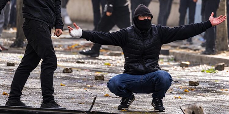 Çfarë është taktika “Black Bloc” që po përdoret në protestat e të rinjve?