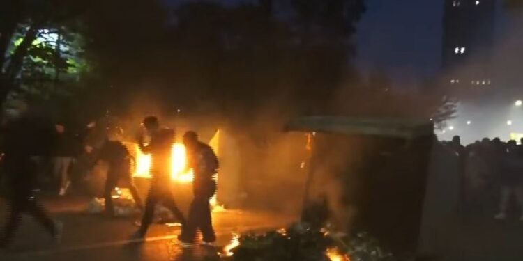 Përshkallëzohen tensionet, policia qëllon me plumba gome drejt protestuesve