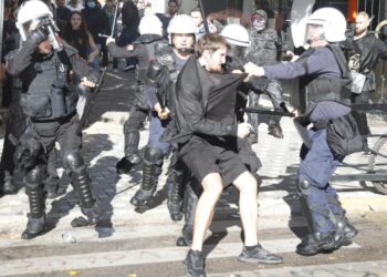 Studentët thirrje policëve: Nuk jemi kundërshtarë! Jeni betuar te Kushtetuta, jo te Kryeministri