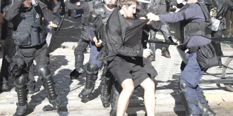 Studentët thirrje policëve: Nuk jemi kundërshtarë! Jeni betuar te Kushtetuta, jo te Kryeministri