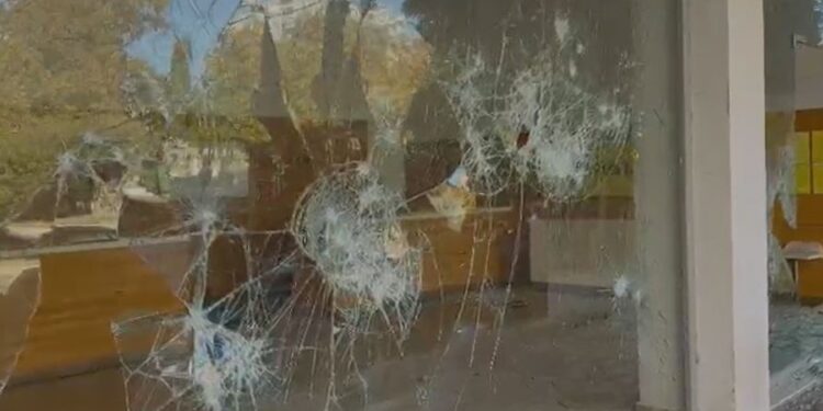 Përshkallëzohet protesta në Durrës, thyhen xhamat e Postës