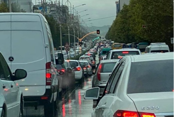 Moti i keq/ Kaos në rrugët e kryeqytetit dhe problematika në qarqe