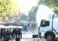 Ujëhedhësja godet protestuesit dhe mediat! Efektivët shpërndajnë turmën