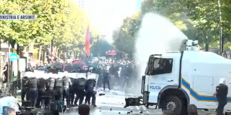 Ujëhedhësja godet protestuesit dhe mediat! Efektivët shpërndajnë turmën