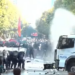 Ujëhedhësja godet protestuesit dhe mediat! Efektivët shpërndajnë turmën