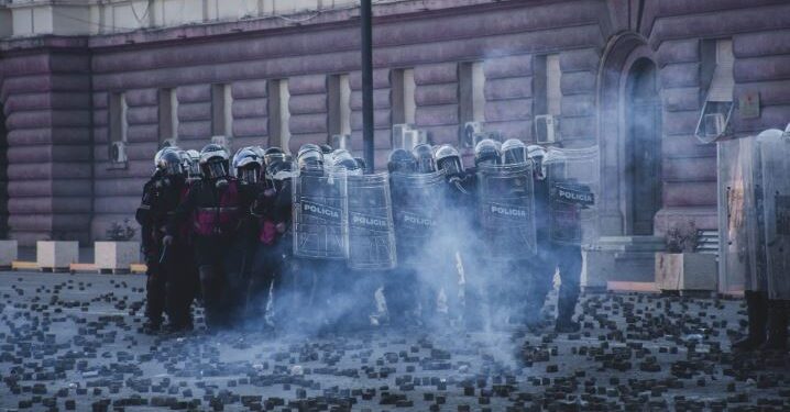 Protestat në Tiranë, përfundojnë në Spitalin e Traumës një 15-vjeçar, një gazetare dhe një efektiv policie