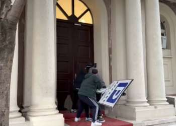 Protestuesit hyjnë në Kryesi! Digjen makina dhe motorë gjatë protestës së studentëve