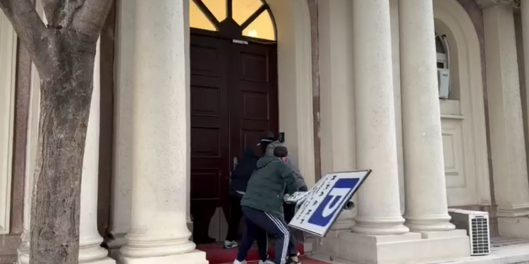 Protestuesit hyjnë në Kryesi! Digjen makina dhe motorë gjatë protestës së studentëve
