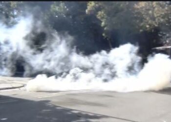 Tensione para Ministrisë së Arsimit, policia hedh gaz lotsjellës drejt protestuesve