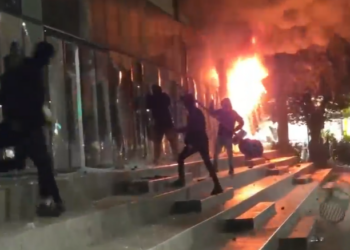 Protestuesit i vënë flakën Ministrisë së Drejtësisë