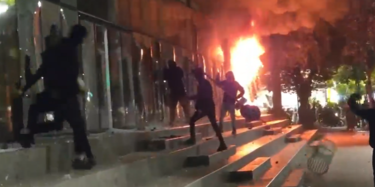 Protestuesit i vënë flakën Ministrisë së Drejtësisë