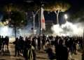 Tensione pranë Kryeministrisë, policia përdor gaz lotsjellës, persona civilë ndalojnë protestues në Tiranë