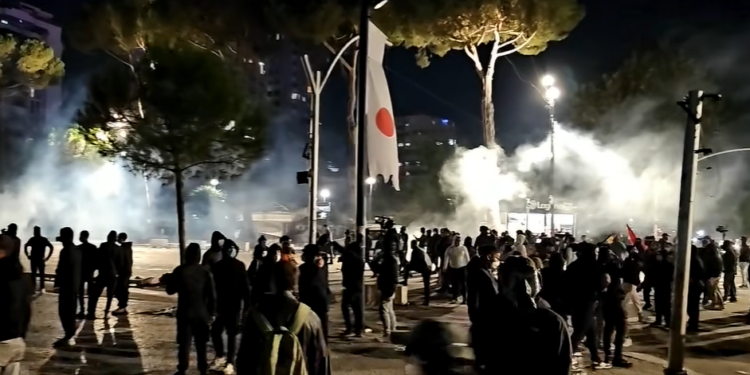 Tensione pranë Kryeministrisë, policia përdor gaz lotsjellës, persona civilë ndalojnë protestues në Tiranë