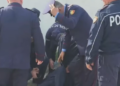 26 të lënduar gjatë protestës, efektivi i policisë i goditur me gur në kokë i nënshtrohet operacionit