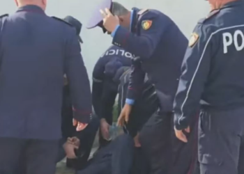 26 të lënduar gjatë protestës, efektivi i policisë i goditur me gur në kokë i nënshtrohet operacionit