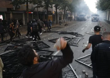 Tensione për orë të tëra në Tiranë, rreth 40 të shoqëruar. Përplasjet përhapen në kryeqytet