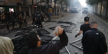 Tensione për orë të tëra në Tiranë, rreth 40 të shoqëruar. Përplasjet përhapen në kryeqytet