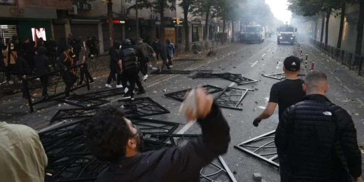 Tensione për orë të tëra në Tiranë, rreth 40 të shoqëruar. Përplasjet përhapen në kryeqytet