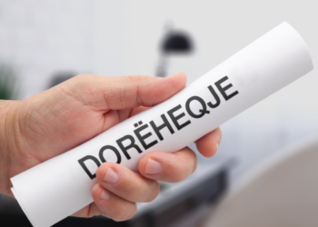Vala e dorëheqjeve përfshin edhe drejtuesit vendorë të institucioneve qendrore