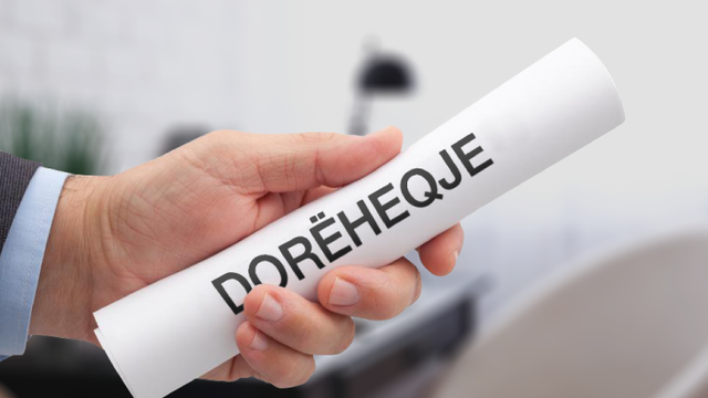 Vala e dorëheqjeve përfshin edhe drejtuesit vendorë të institucioneve qendrore