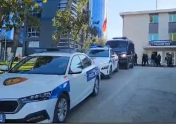 Alarm për bombë në Fier, evakuohen Gjykata dhe Prokuroria. Kërcënimi me e-mail prek rreth 140 institucione në vend