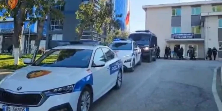 Alarm për bombë në Fier, evakuohen Gjykata dhe Prokuroria. Kërcënimi me e-mail prek rreth 140 institucione në vend