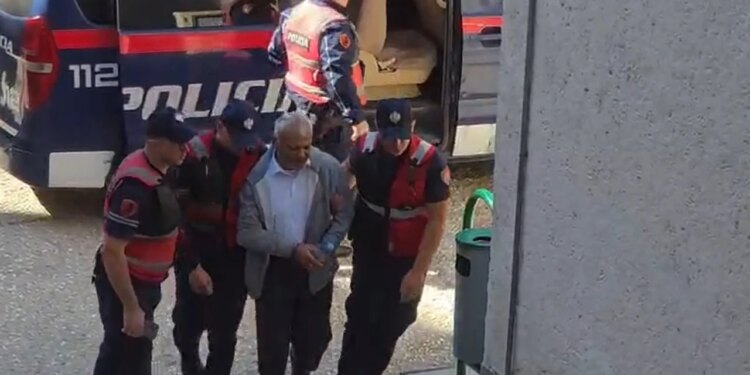 Dyshohet se ngacmoi seksualisht nxënësen e mitur, gjykata lë në burg mësuesin 60-vjeçar