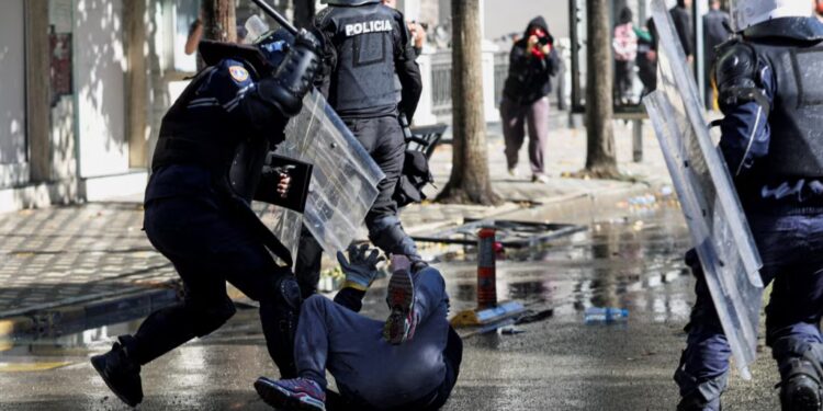 Garantim i rendit apo tejkalim i forcës? Ndërhyrjet e policisë në protesta