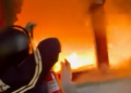 Protestuesit i vënë flakën, policia kundërpërgjigjet ashpër