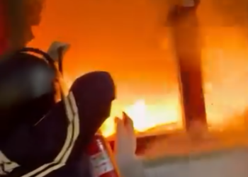 Protestuesit i vënë flakën, policia kundërpërgjigjet ashpër