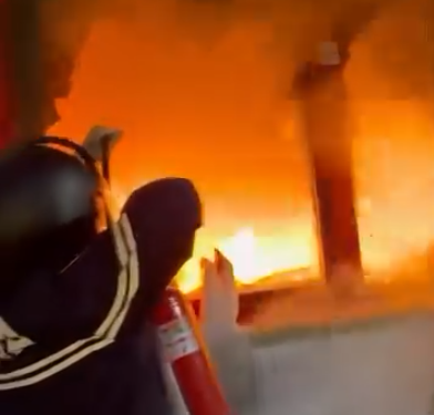 Protestuesit i vënë flakën, policia kundërpërgjigjet ashpër