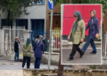 Denoncimi/ Muxhahedinët dalin nga kampi dhe ruajnë fëmijët pranë shkollave e kopshteve