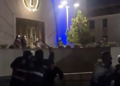 Skandali/ Policia dhunon protestuesit edhe brenda në Kishë