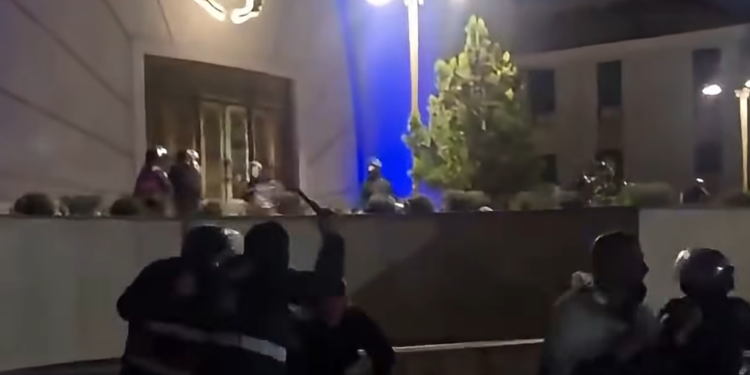Skandali/ Policia dhunon protestuesit edhe brenda në Kishë