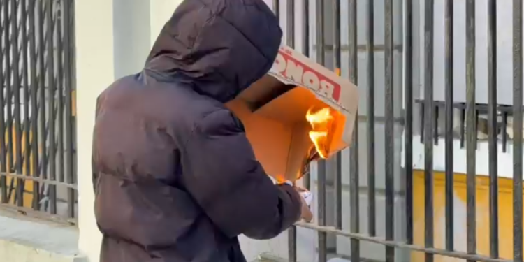 Tensionet në ditën e tetë të protestës, përplasje pranë Ministrisë së Arsimit