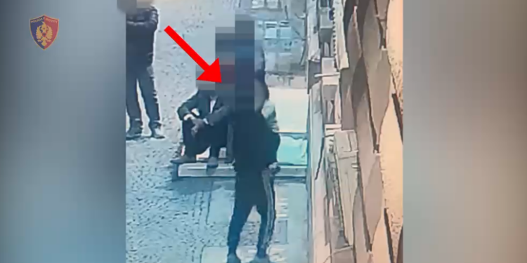 Theu xhamat e Gjykatës Kushtetuese gjatë protestës, arrestohet 19-vjeçari